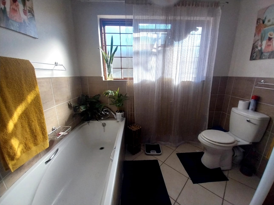 5 Bedroom Property for Sale in Rouxpark Western Cape